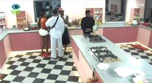 Kuture, Kola and Kayikunmi spend their free time gossiping about Dede